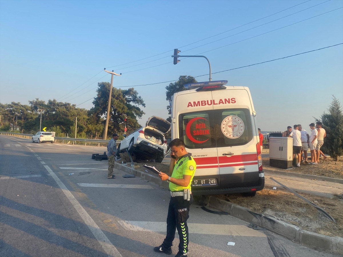Çanakkale'nin Ayvacık ilçesinde, hasta taşıyan ambulansla otomobilin çarpışması sonucu 3 kişi...