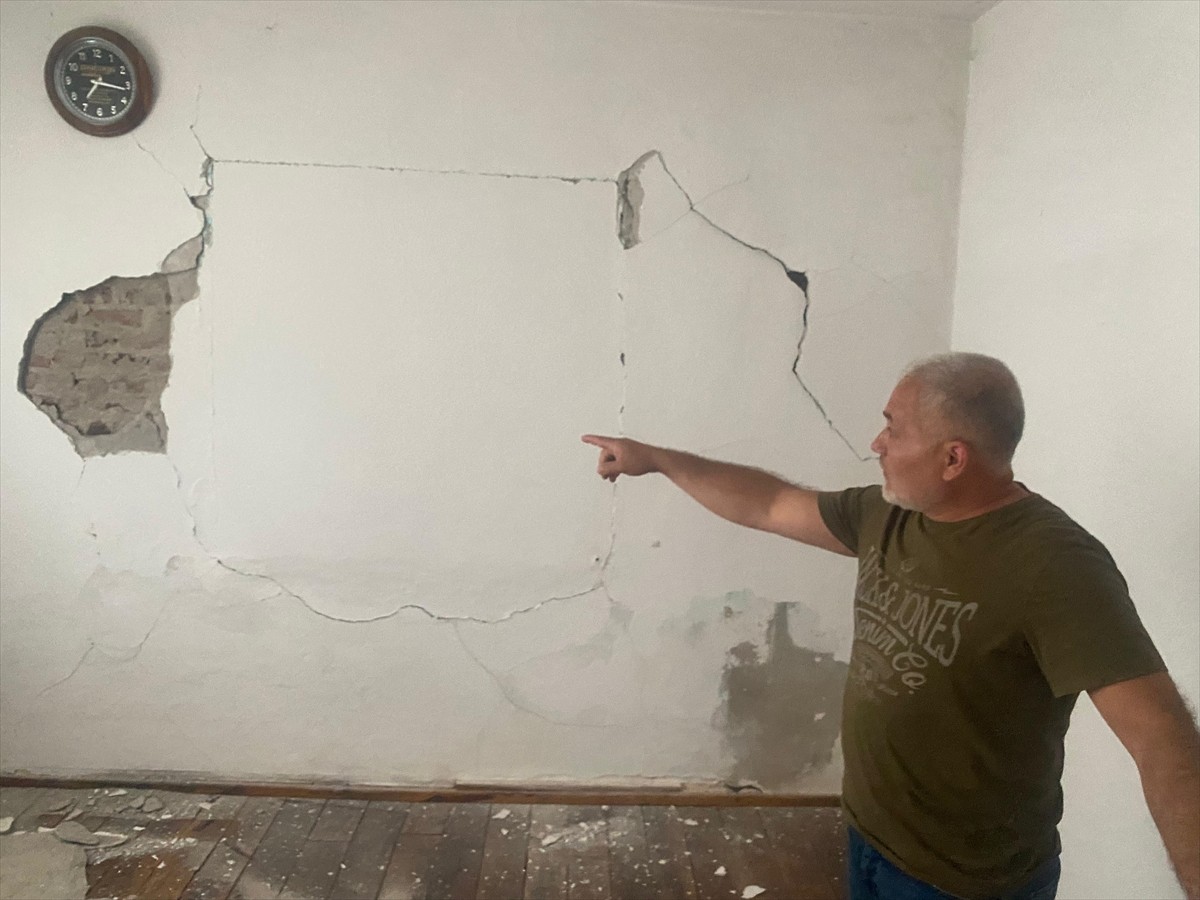 Çanakkale'nin Ezine ilçesinde saat 17.39'da 4,7 büyüklüğünde deprem meydana geldi. Depremde...