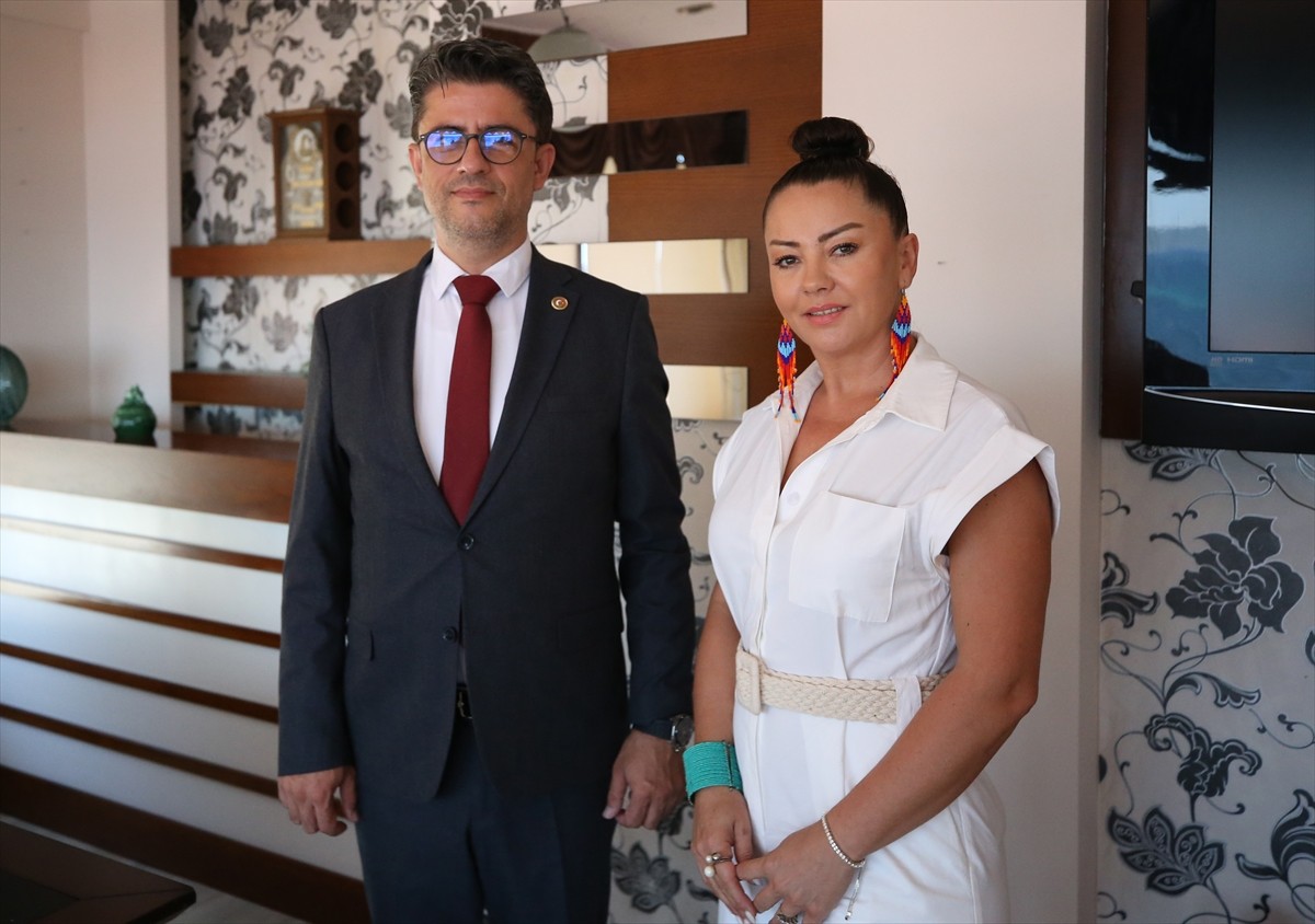 Çanakkale Onsekiz Mart Üniversitesi (ÇOMÜ) Rektörü Prof. Dr. Cüneyt Erenoğlu (solda) ve Şehri...