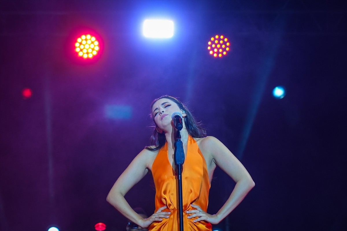 Caz, blues, pop, funk ve elektronik müziği modern tınılarla buluşturan piyanist, besteci, söz...