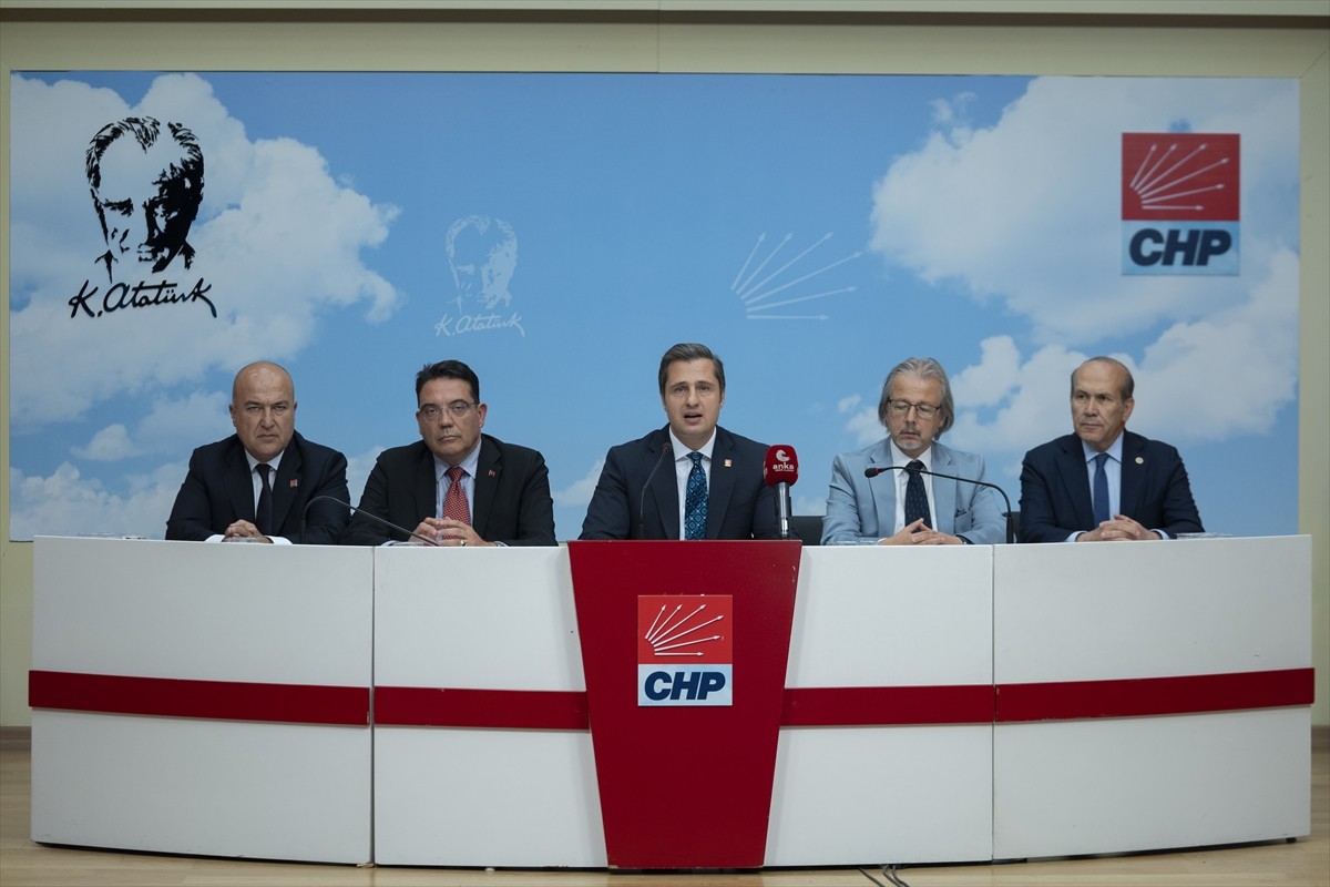 CHP Genel Başkan Yardımcısı ve Parti Sözcüsü Deniz Yücel (ortada), İstanbul Milletvekili Namık...
