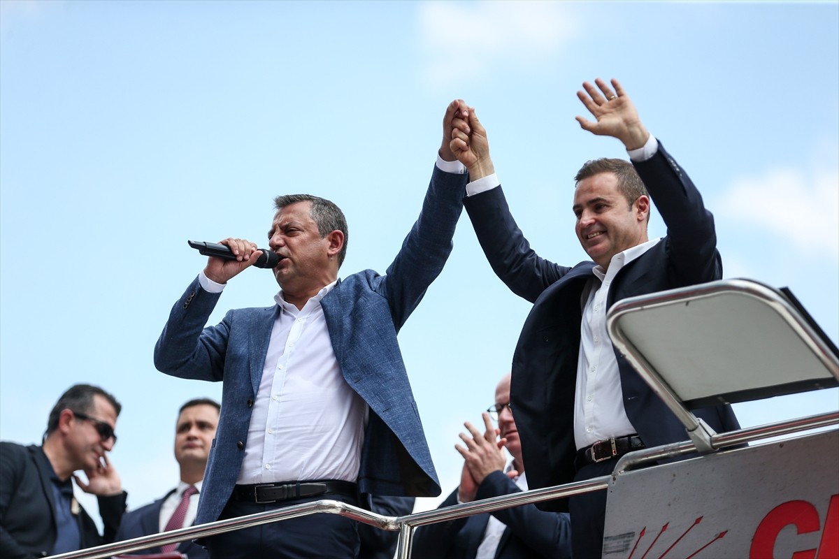 CHP Genel Başkanı Özgür Özel, Balıkesir Büyükşehir Belediyesi önünde vatandaşlara hitap...