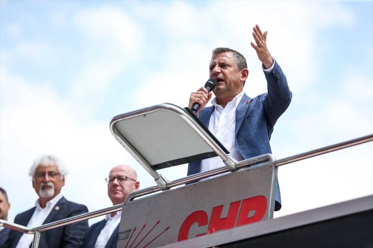 CHP Genel Başkanı Özgür Özel, Balıkesir Büyükşehir Belediyesi önünde vatandaşlara hitap...