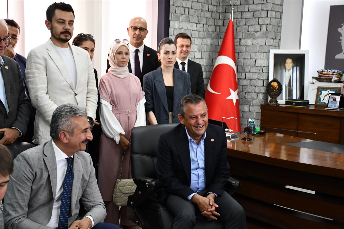 CHP Genel Başkanı Özgür Özel, Bursa'nın Harmancık ilçesinde belediye binası önünde kendisini...