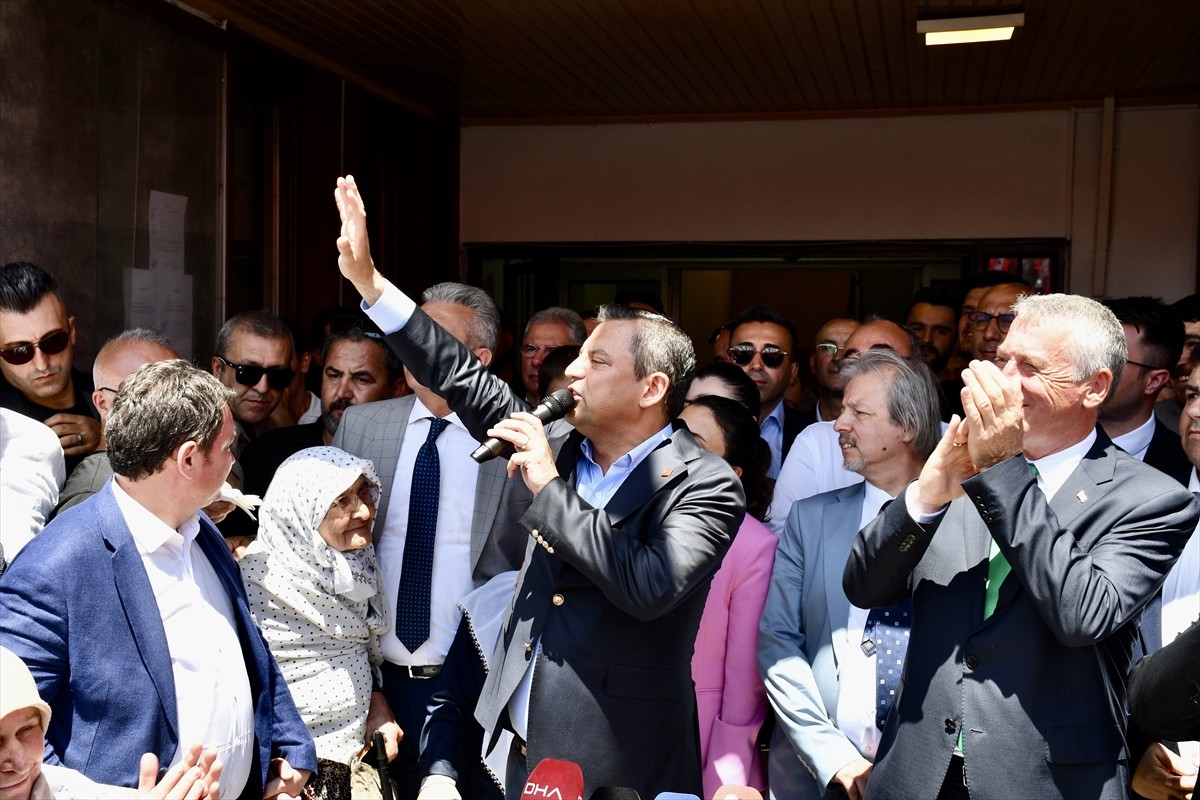 CHP Genel Başkanı Özgür Özel, Bursa'nın Harmancık ilçesinde belediye binası önünde kendisini...