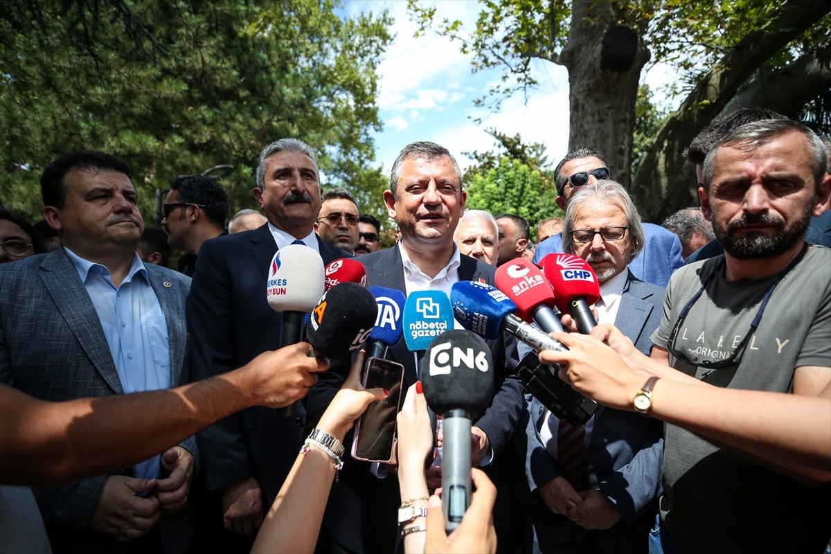 CHP Genel Başkanı Özgür Özel, Bursa Ulu Cami'de kıldığı cuma namazının ardından cami önünde...