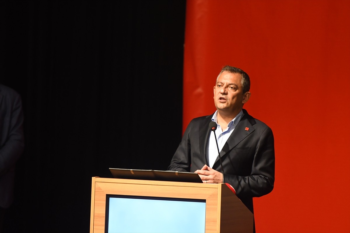 CHP Genel Başkanı Özgür Özel (ortada), Bursa'da Merinos Atatürk Kongre ve Kültür Merkezi'nde...