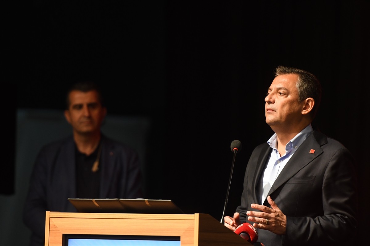 CHP Genel Başkanı Özgür Özel (ortada), Bursa'da Merinos Atatürk Kongre ve Kültür Merkezi'nde...