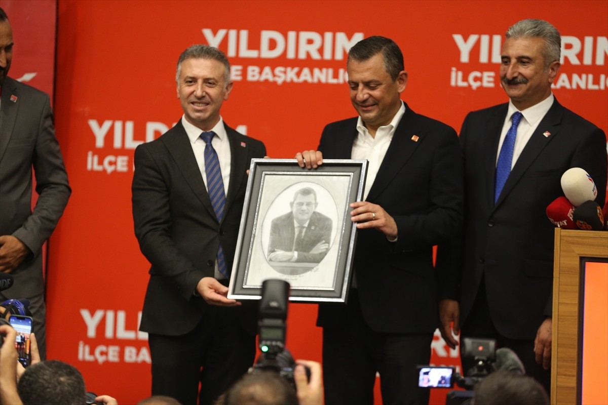CHP Genel Başkanı Özgür Özel, partisinin Yıldırım İlçe Başkanlığının ev sahipliğinde Barış Manço...