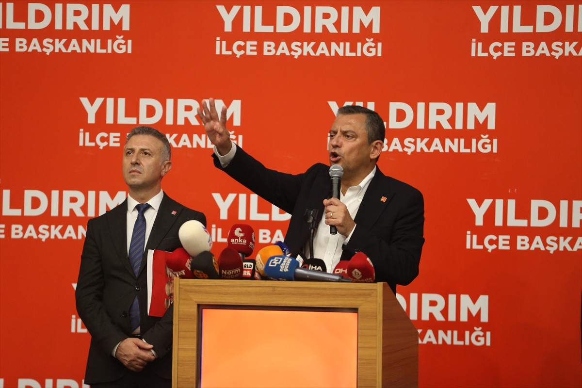 CHP Genel Başkanı Özgür Özel, partisinin Yıldırım İlçe Başkanlığının ev sahipliğinde Barış Manço...