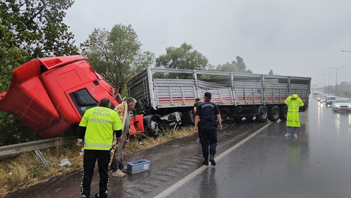 Çorum-Samsun kara yolunda peş peşe meydana gelen iki trafik kazasında 4 kişi yaralandı.