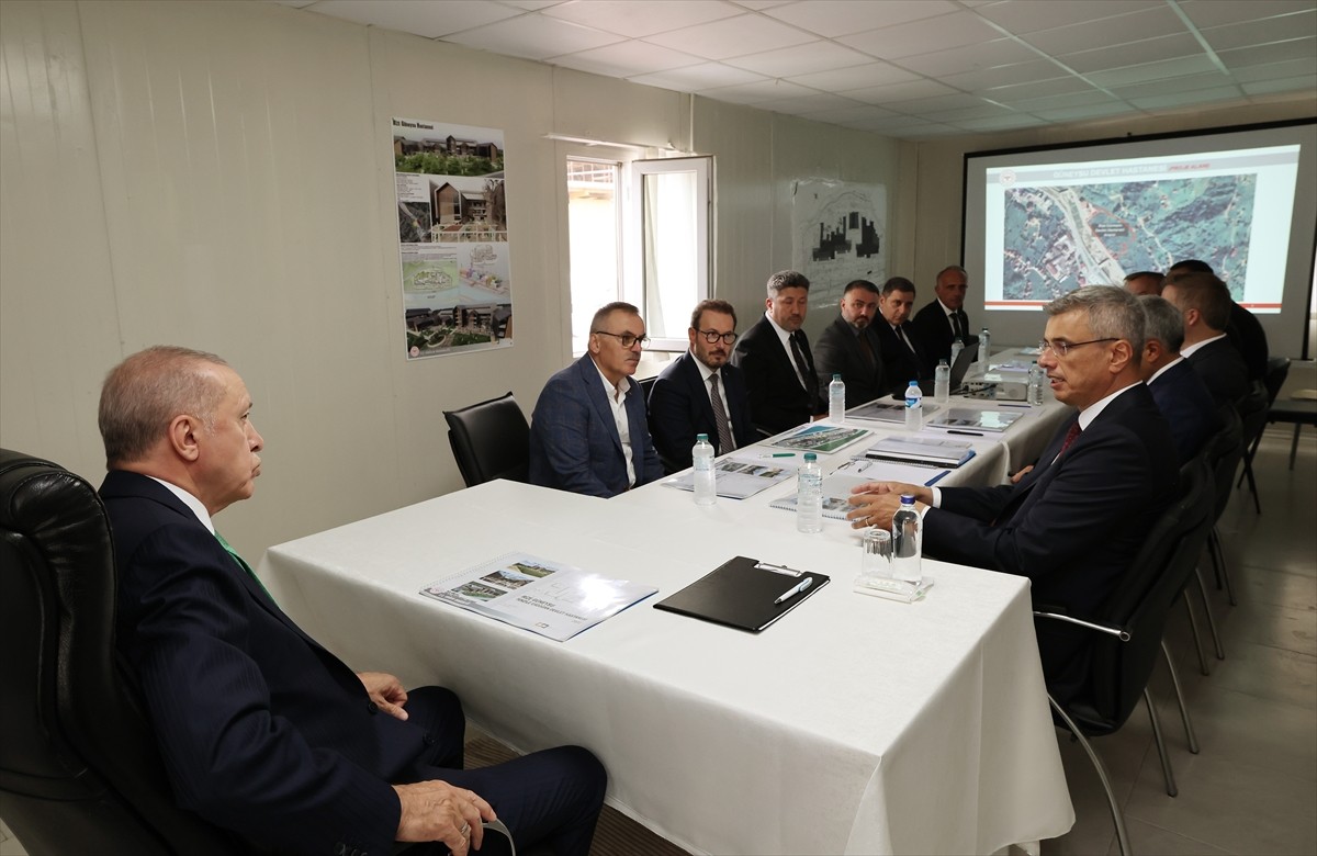 Cumhurbaşkanı Recep Tayyip Erdoğan, Rize Güneysu Devlet Hastanesi inşaatında incelemelerde bulundu...