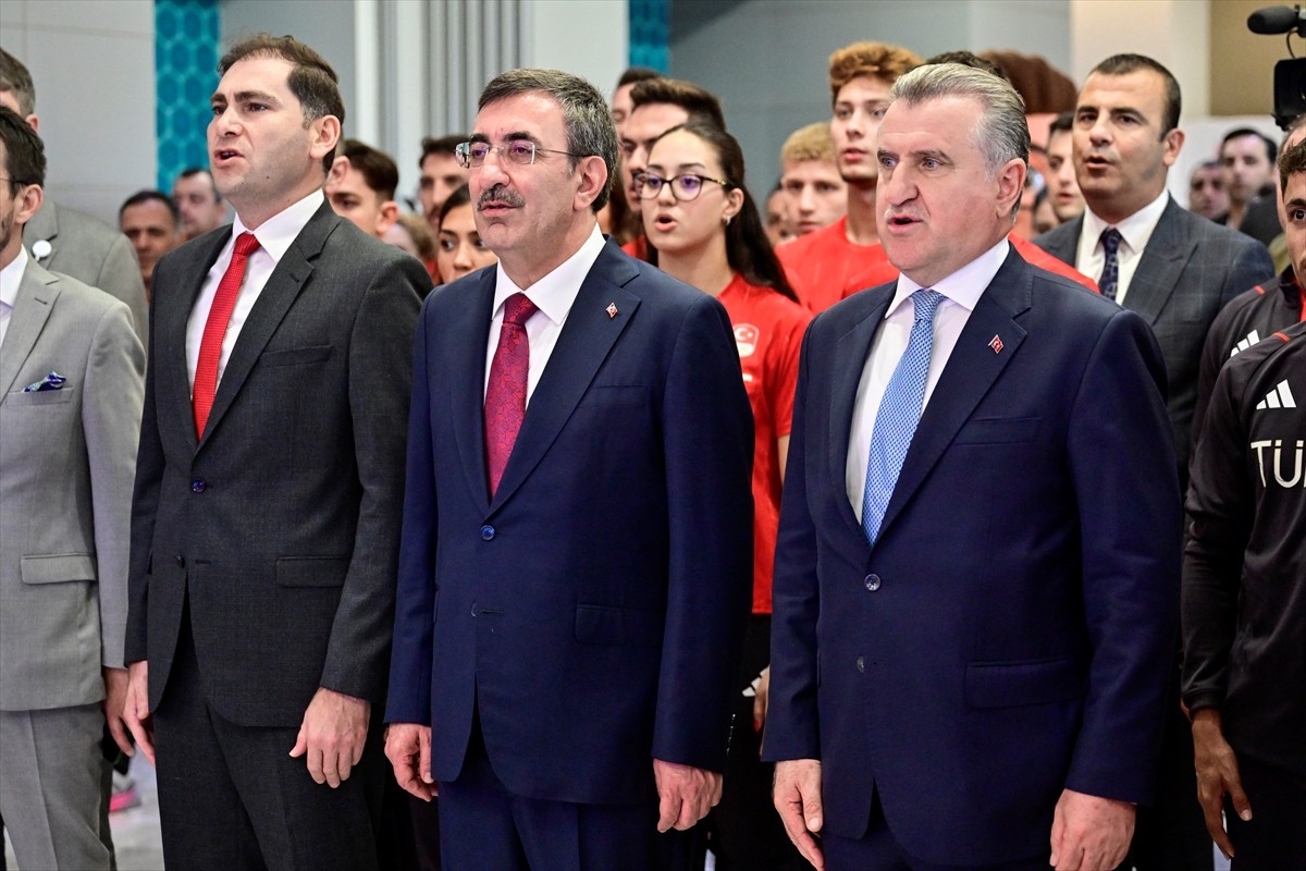 Cumhurbaşkanı Yardımcısı Cevdet Yılmaz, İstanbul Havalimanı VIP Salonu'nda gerçekleştirilen Paris...