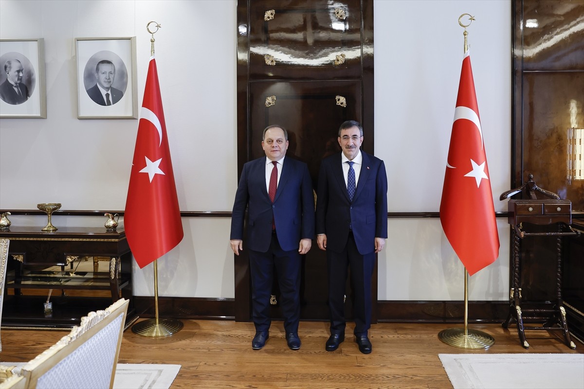 Cumhurbaşkanı Yardımcısı Cevdet Yılmaz (sağda), Yargıtay Başkanı Ömer Kerkez'i (solda)...