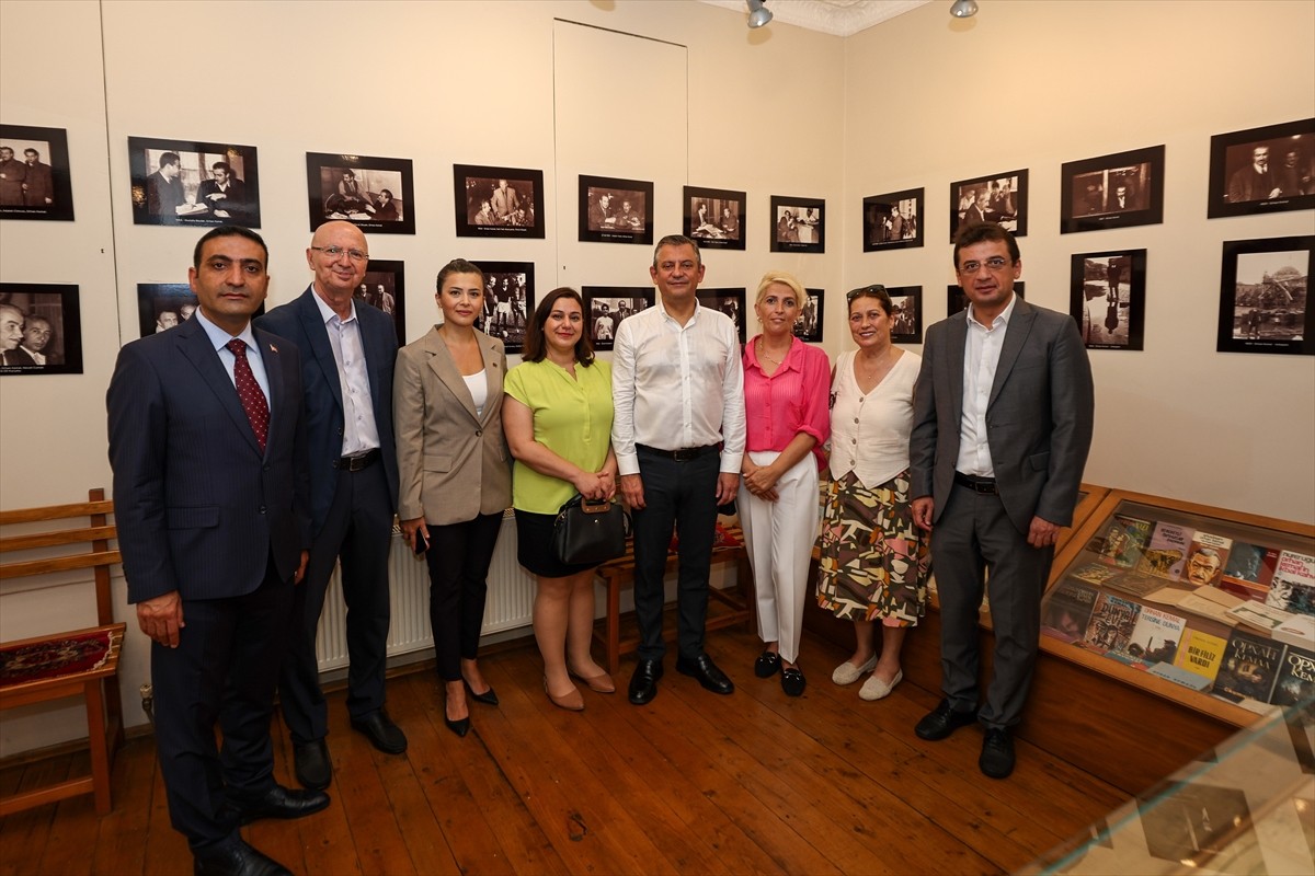 Cumhuriyet Halk Partisi (CHP) Genel Başkanı Özgür Özel, Beyoğlu'nda Orhan Kemal Müzesi'ni gezip...