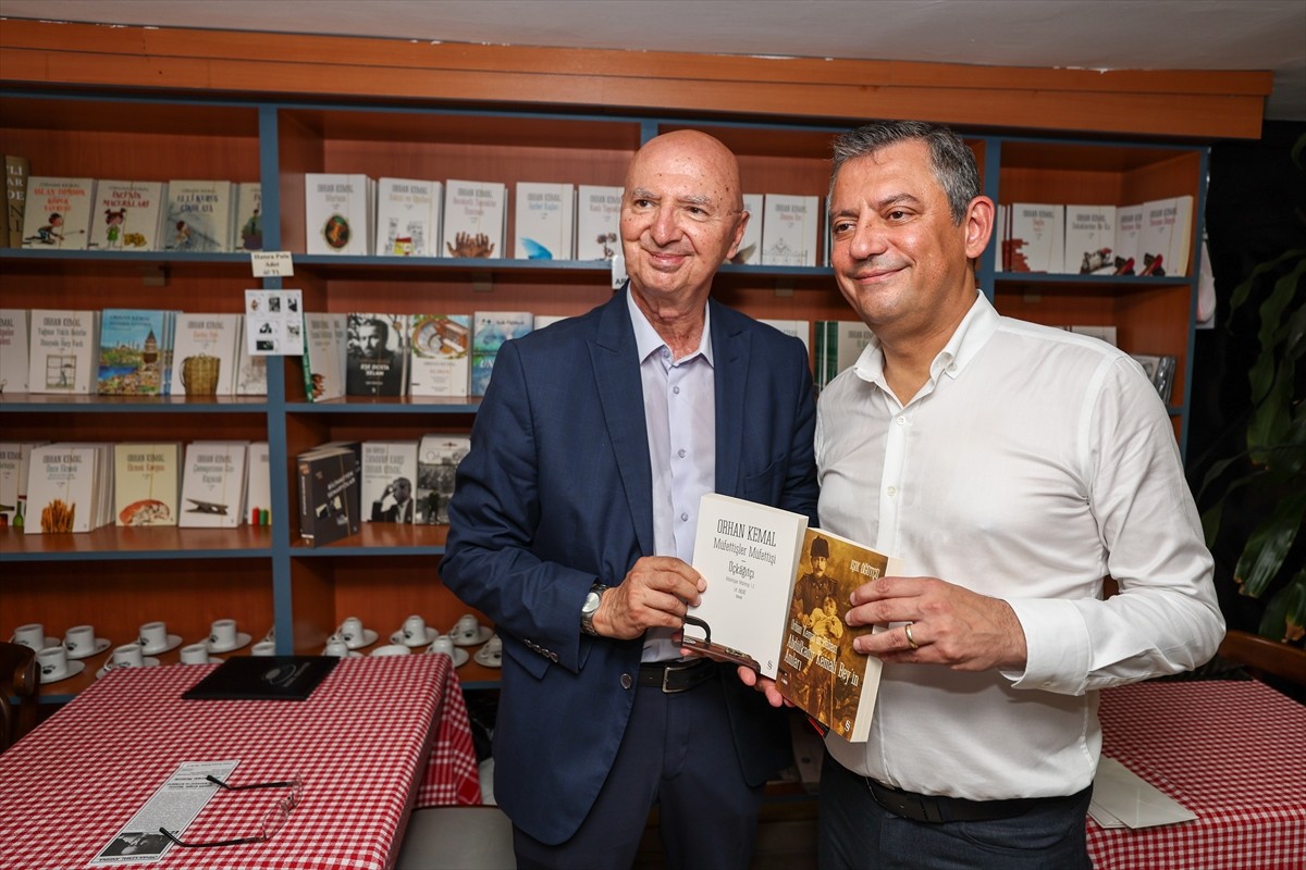 Cumhuriyet Halk Partisi (CHP) Genel Başkanı Özgür Özel, Beyoğlu'nda Orhan Kemal Müzesi'ni gezip...