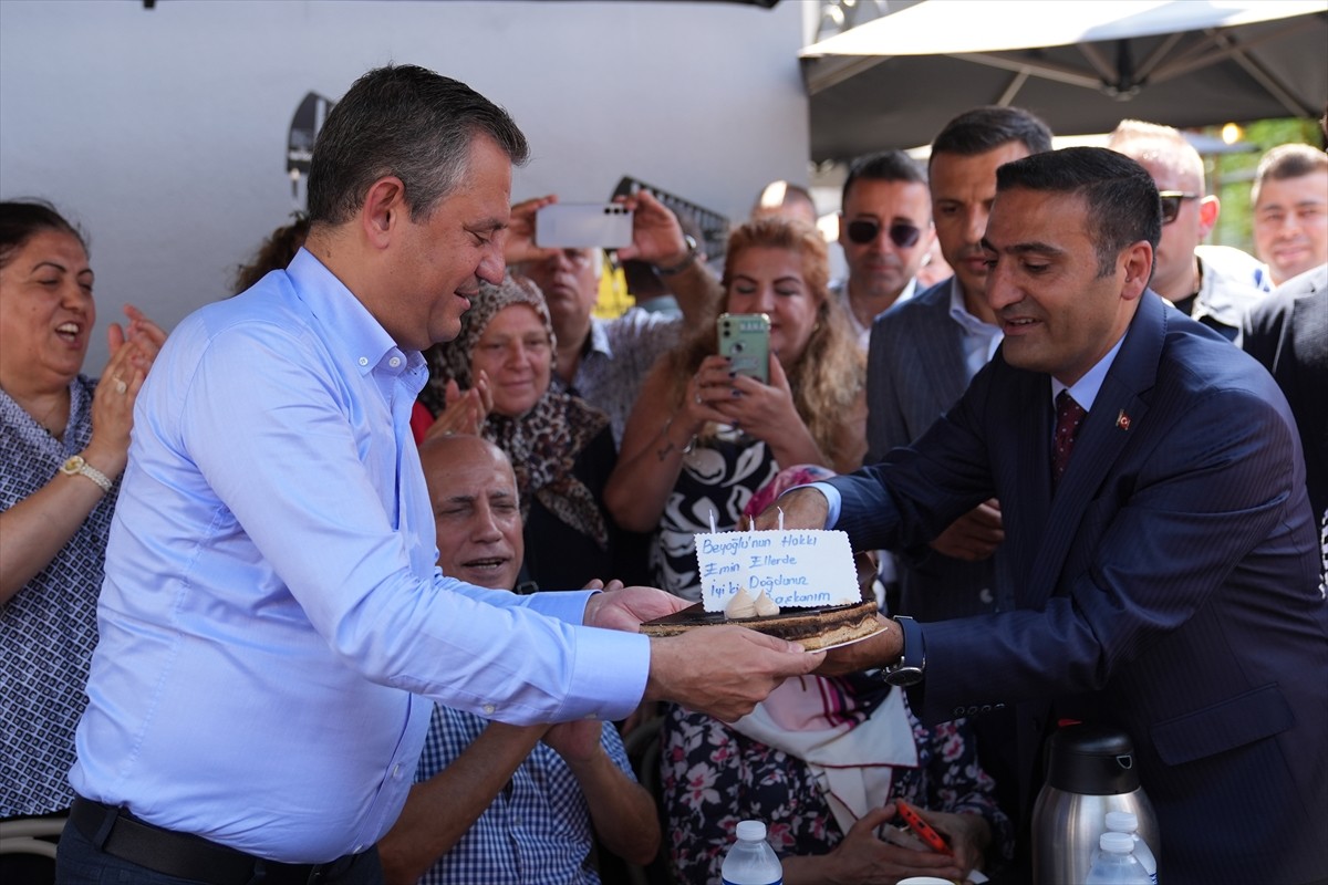 Cumhuriyet Halk Partisi (CHP) Genel Başkanı Özgür Özel, Beyoğlu Emekli Evi'nde düzenlenen programa...