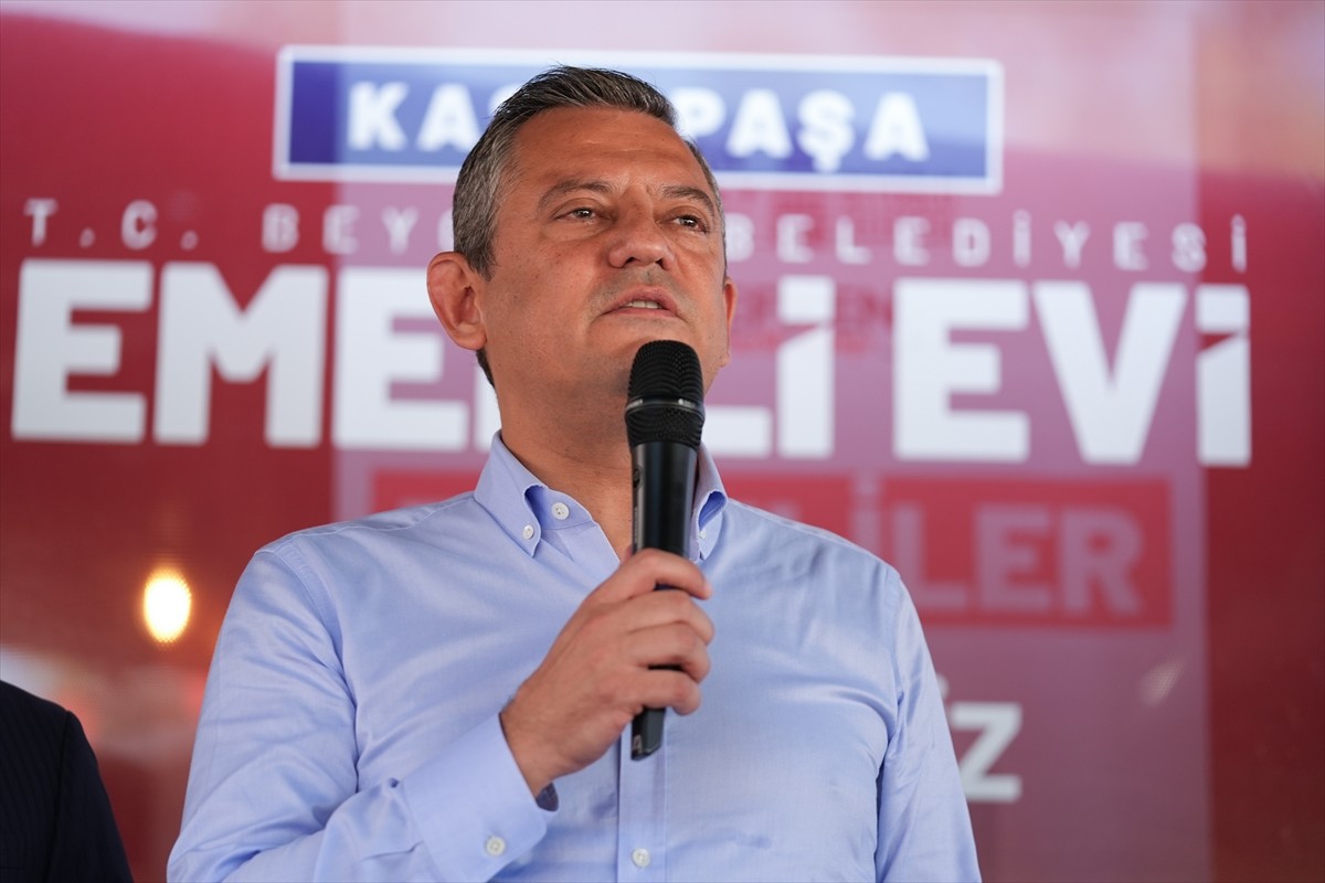 Cumhuriyet Halk Partisi (CHP) Genel Başkanı Özgür Özel, Beyoğlu Emekli Evi'nde düzenlenen programa...