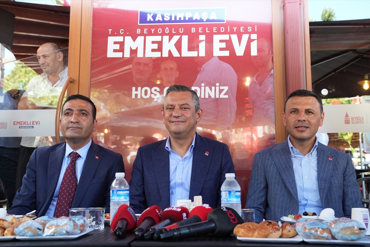 Cumhuriyet Halk Partisi (CHP) Genel Başkanı Özgür Özel, Beyoğlu Emekli Evi'nde düzenlenen programa...