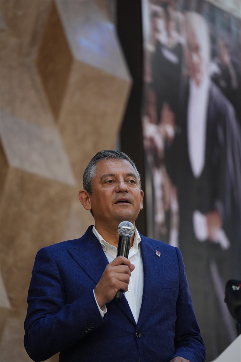 Cumhuriyet Halk Partisi Genel Başkanı Özgür Özel, Bayrampaşa'daki Türkiye Bosna Sancak Derneği'ni...