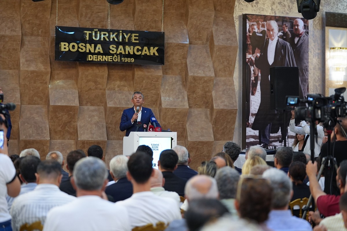 Cumhuriyet Halk Partisi Genel Başkanı Özgür Özel, Bayrampaşa'daki Türkiye Bosna Sancak Derneği'ni...