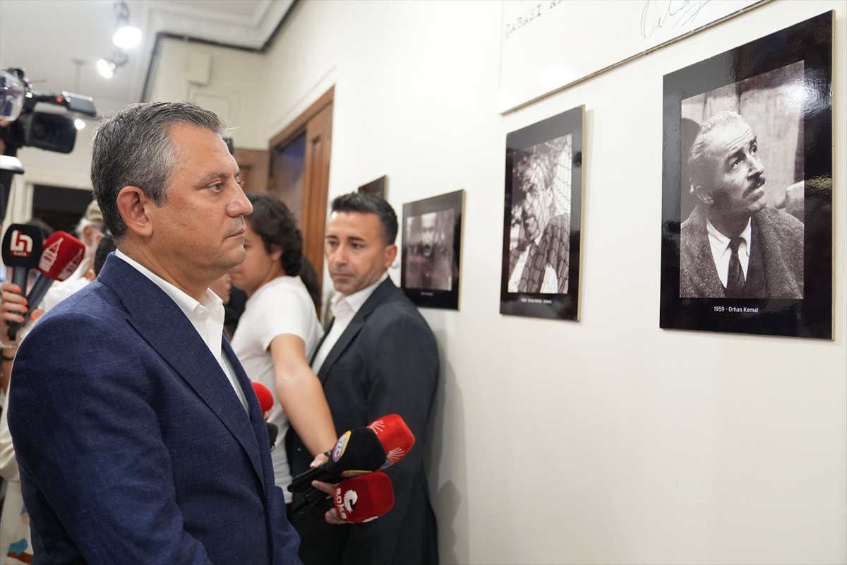 Cumhuriyet Halk Partisi Genel Başkanı Özgür Özel, Bayrampaşa'daki Türkiye Bosna Sancak Derneği'ni...