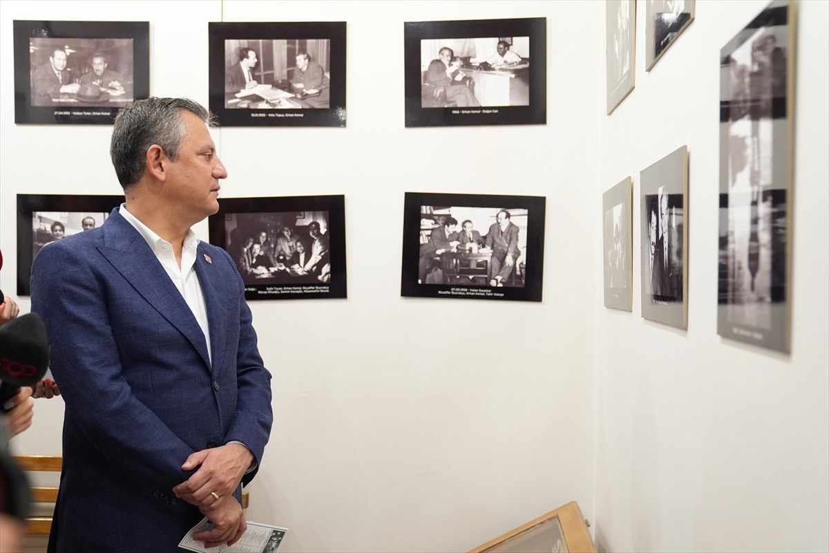 Cumhuriyet Halk Partisi Genel Başkanı Özgür Özel, Bayrampaşa'daki Türkiye Bosna Sancak Derneği'ni...