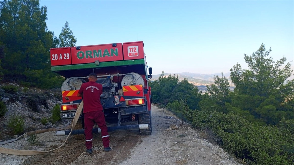 Denizli'nin Çivril ilçesinde çıkan orman yangını havadan ve karadan müdahaleyle kontrol altına...