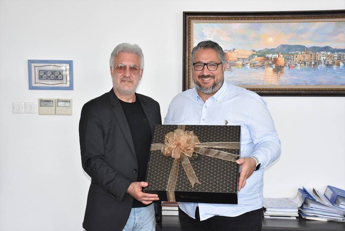 Devlet Tiyatroları (DT) Genel Müdürü Tamer Karadağlı (sağda) ile Girne Belediye Başkanı Murat...