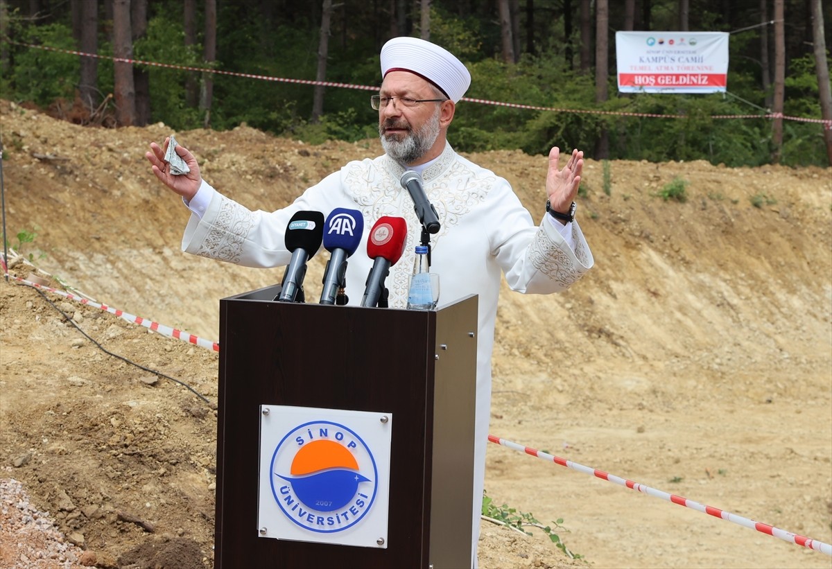 Diyanet İşleri Başkanı Ali Erbaş (sol 5), Sinop Üniversitesi Kampüs Cami temel atma törenine...