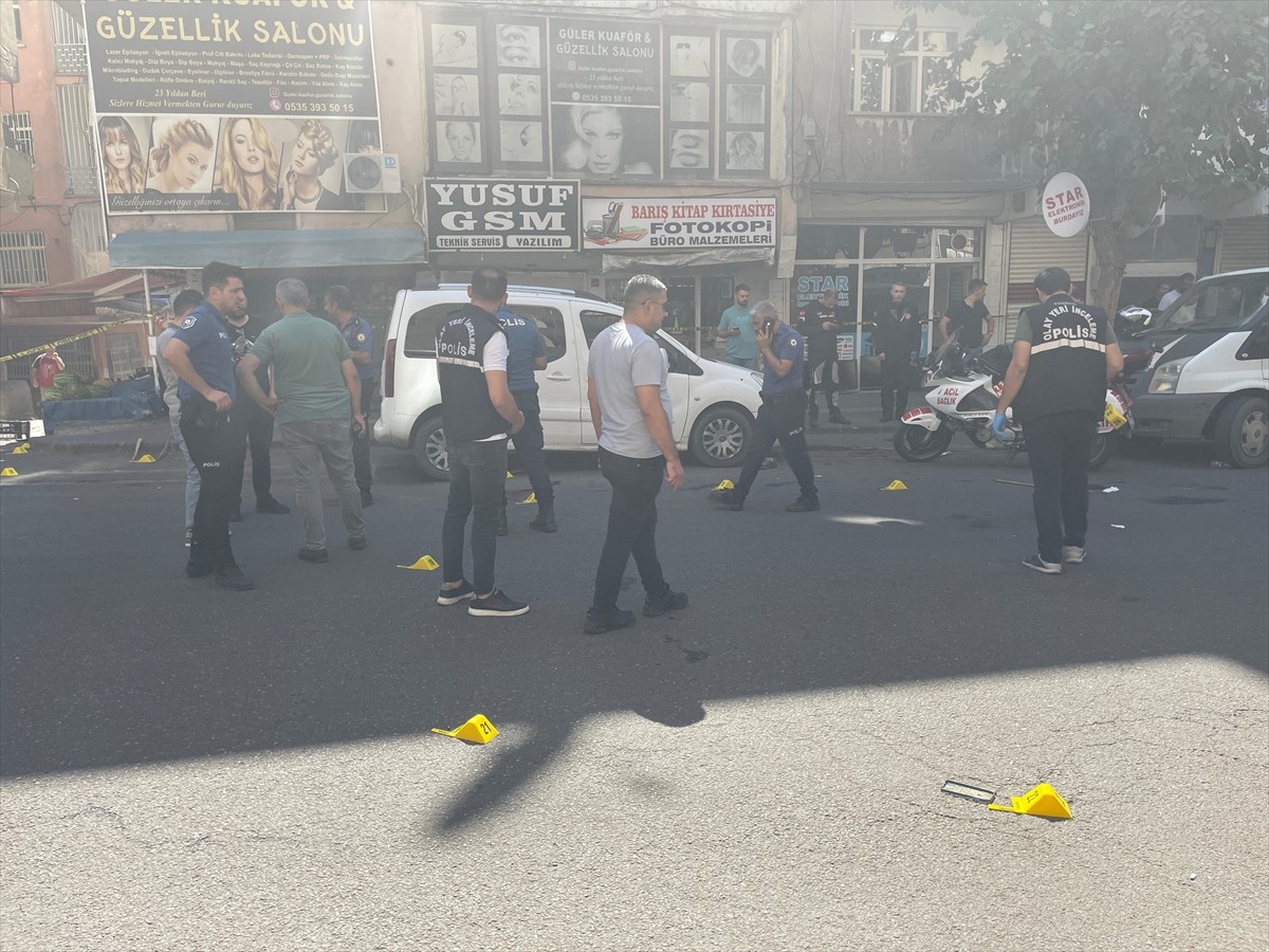 Diyarbakır'ın merkez Yenişehir ilçesinde iki aile arasında çıkan silahlı ve bıçaklı kavgada 1'i...