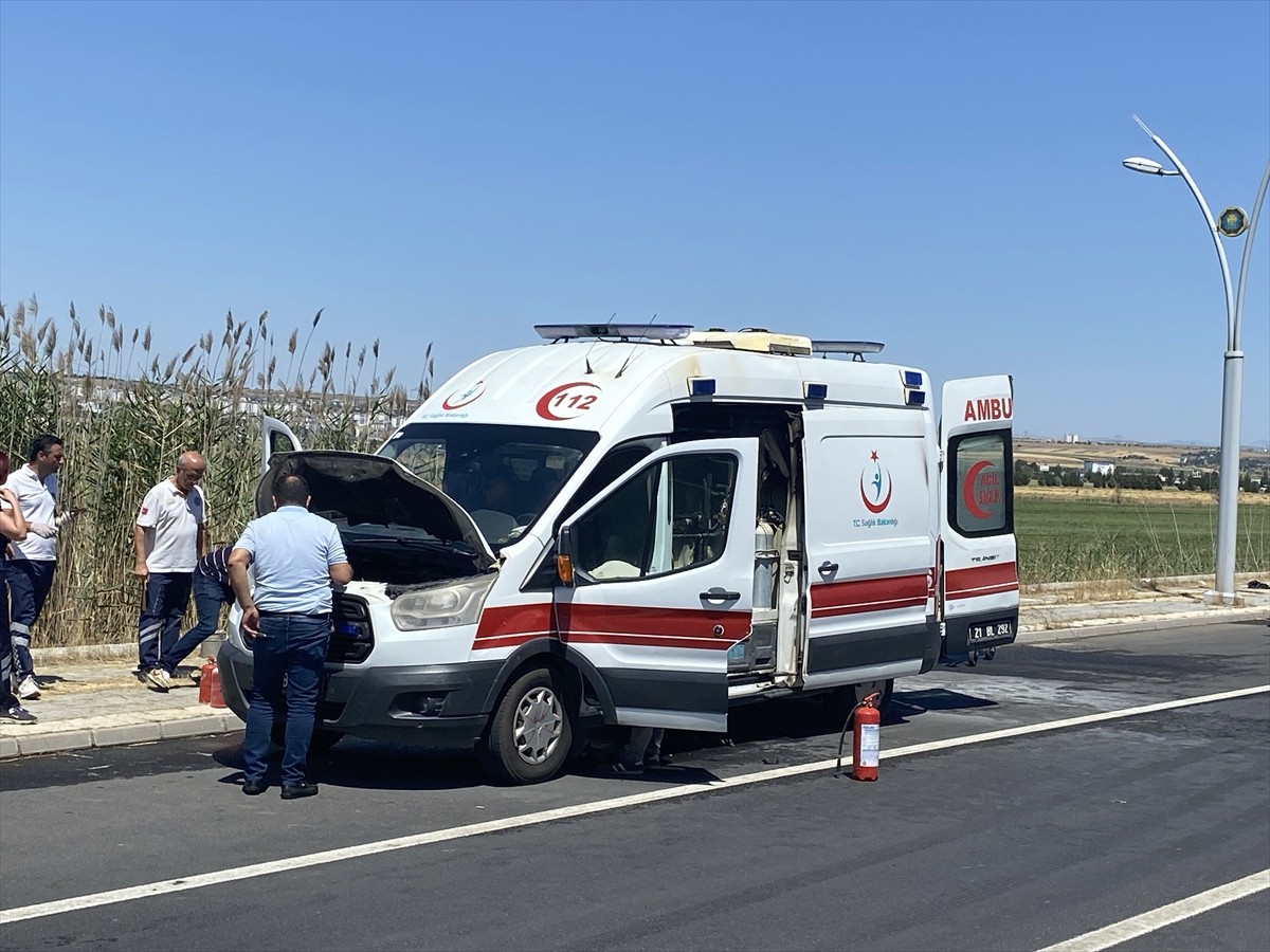 Diyarbakır merkez Sur ilçesinde, seyir halindeyken alev alan ambulans hasar gördü.