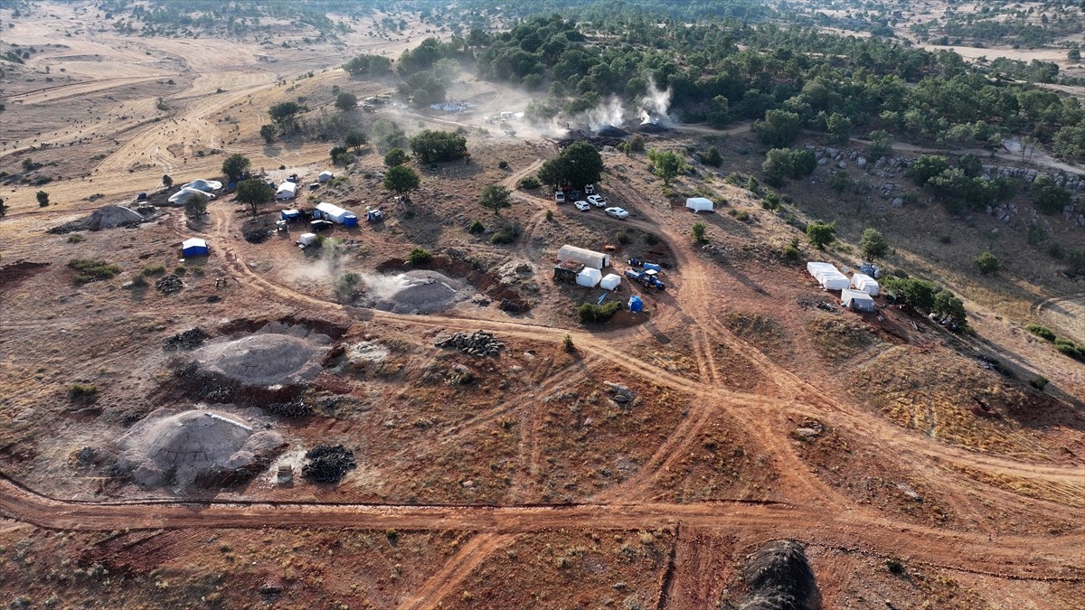 Diyarbakır ve Mardin'den Kayseri'nin Yahyalı ilçesine gelen işçiler, ekmek paralarını evlerinden...