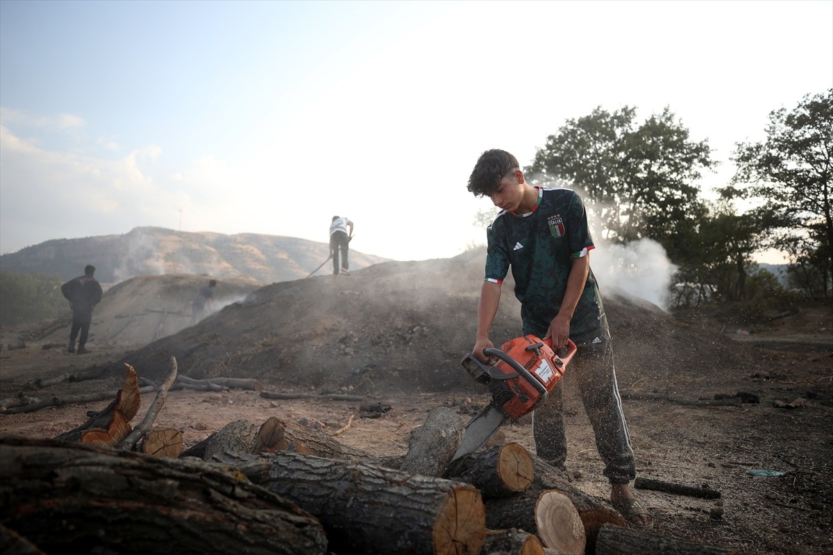 Diyarbakır ve Mardin'den Kayseri'nin Yahyalı ilçesine gelen işçiler, ekmek paralarını evlerinden...