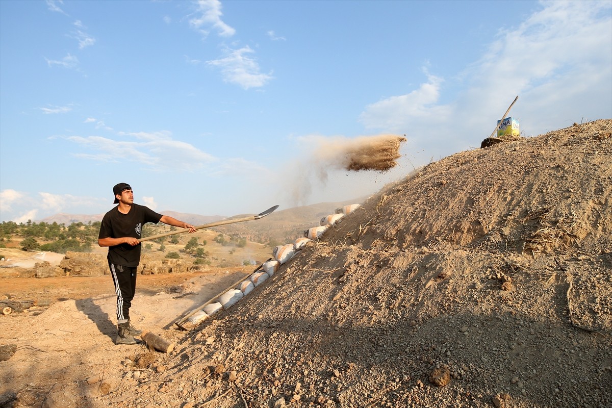 Diyarbakır ve Mardin'den Kayseri'nin Yahyalı ilçesine gelen işçiler, ekmek paralarını evlerinden...