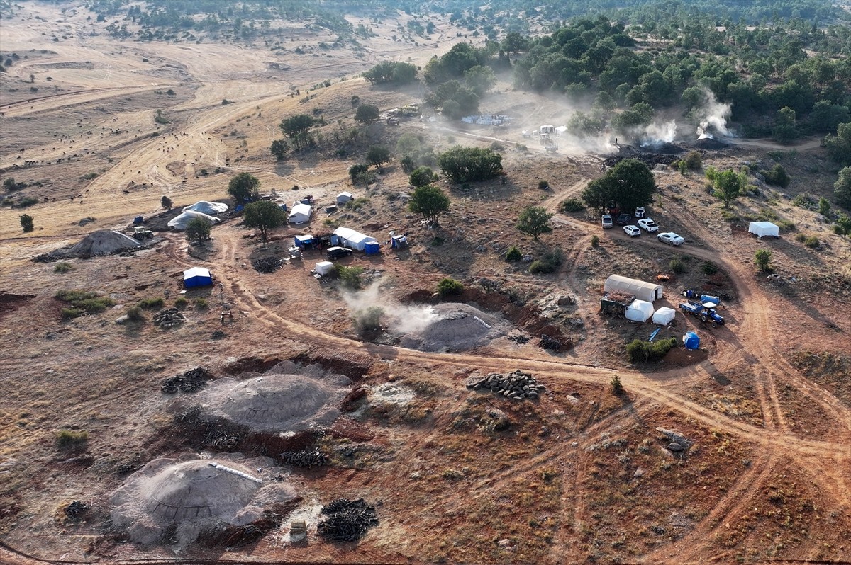 Diyarbakır ve Mardin'den Kayseri'nin Yahyalı ilçesine gelen işçiler, ekmek paralarını evlerinden...