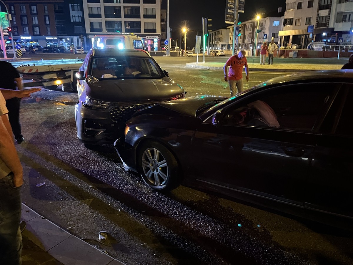  Düzce'de 2 otomobil 1 cipin karıştığı zincirleme kazada 7 kişi yaralandı.