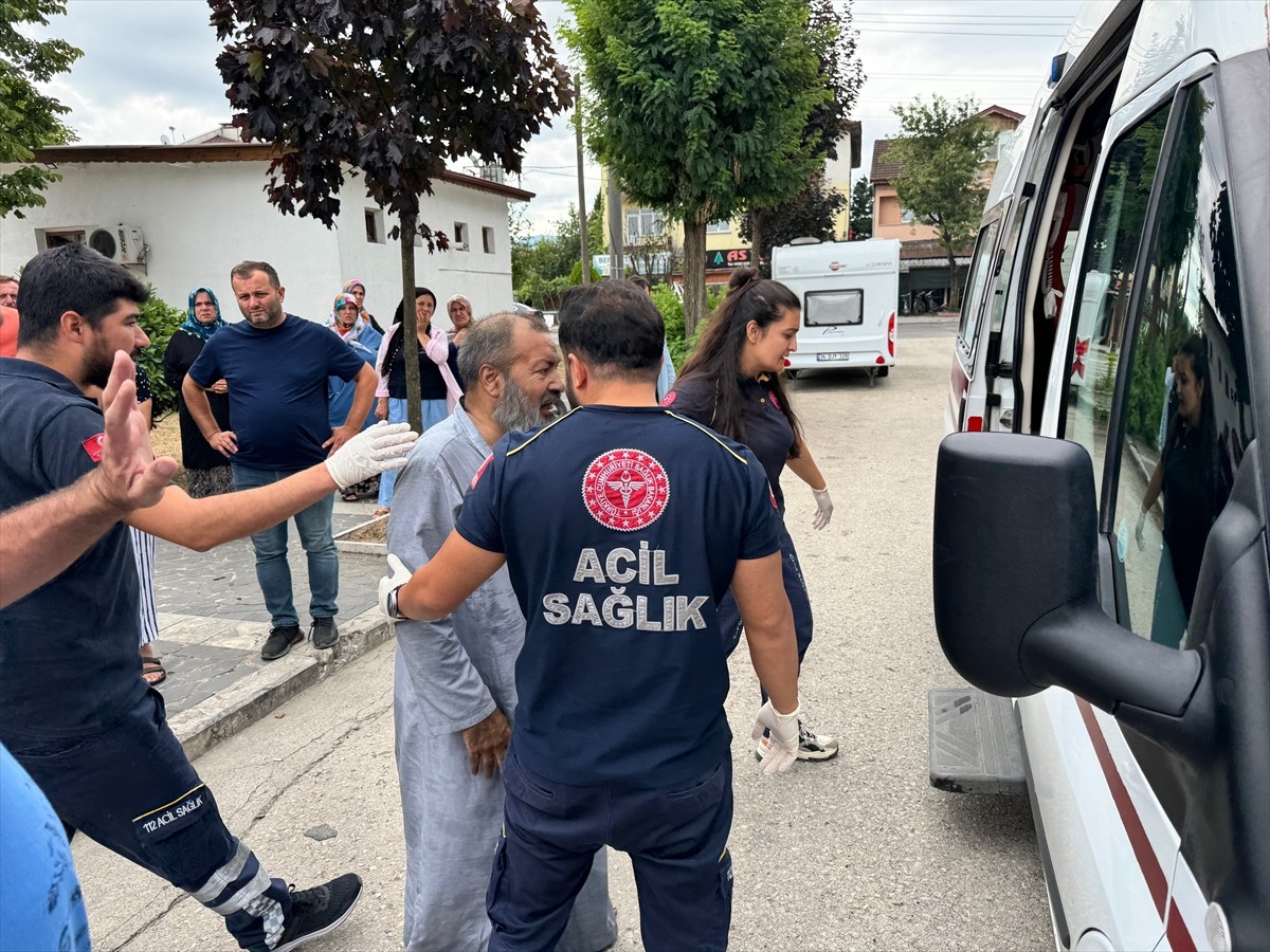 Düzce'de müstakil evde çıkan yangında dumandan etkilenen 2'si çocuk 5 kişi hastaneye...