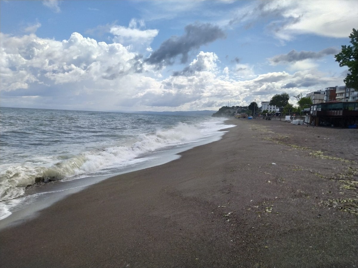 Düzce'nin Akçakoca ilçelerinde olumsuz koşullar nedeniyle denize girmek yasaklandı.  