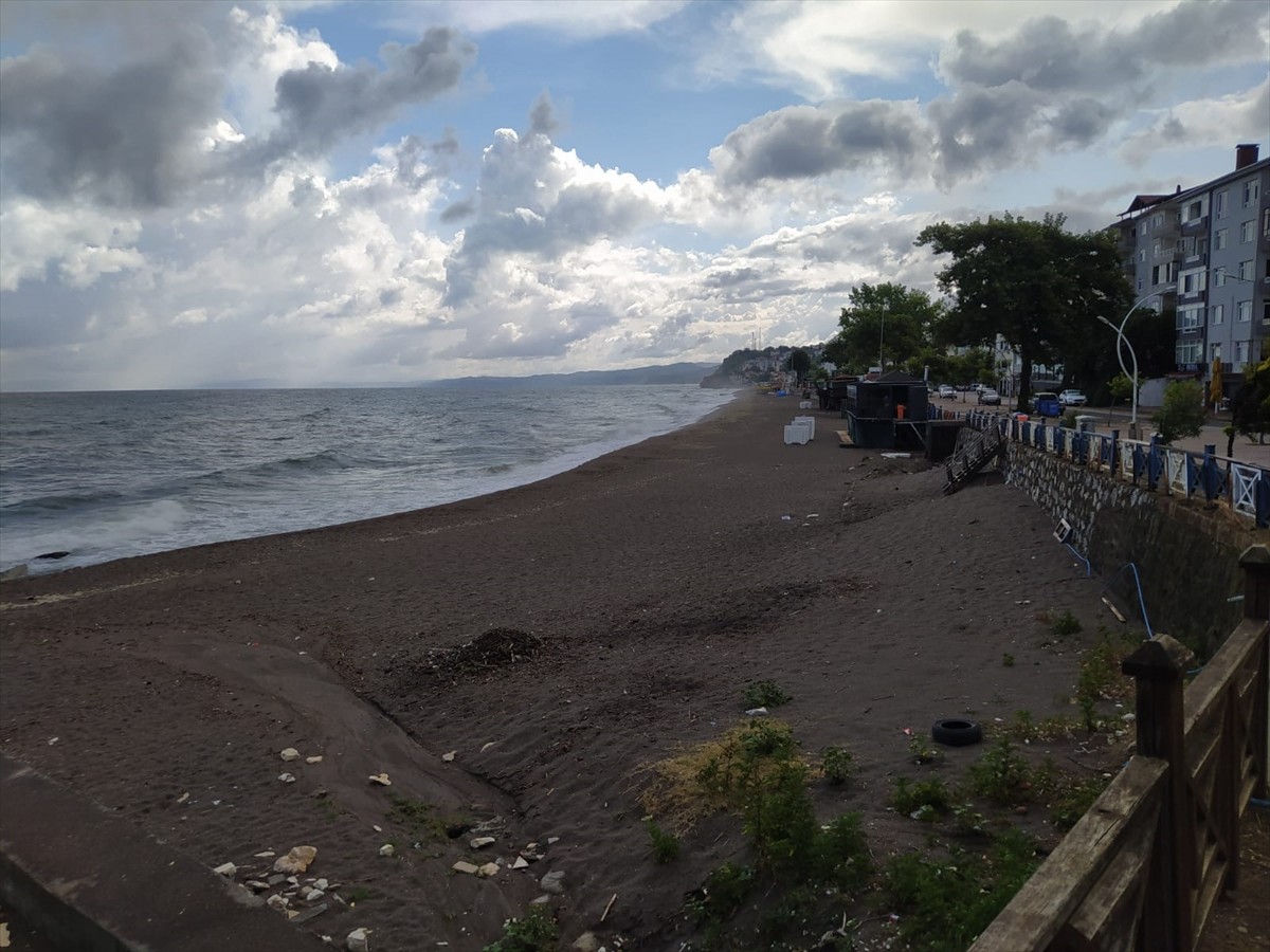 Düzce'nin Akçakoca ilçelerinde olumsuz koşullar nedeniyle denize girmek yasaklandı.  