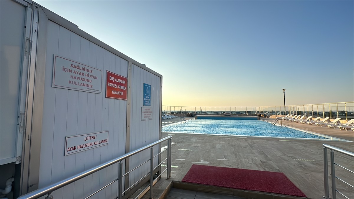 Düzce'nin Akçakoca ilçesinde site sakini kadının haşema giydiği gerekçesiyle havuza alınmamasına...