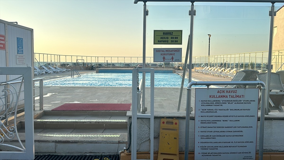 Düzce'nin Akçakoca ilçesinde site sakini kadının haşema giydiği gerekçesiyle havuza alınmamasına...