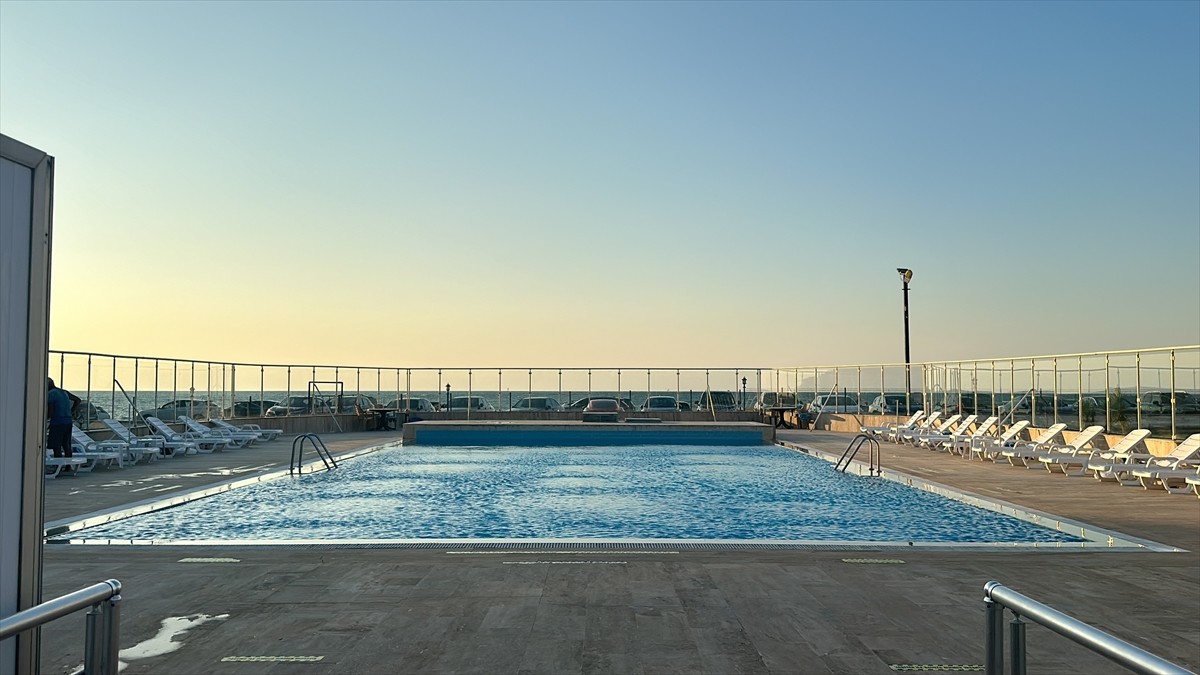 Düzce'nin Akçakoca ilçesinde site sakini kadının haşema giydiği gerekçesiyle havuza alınmamasına...