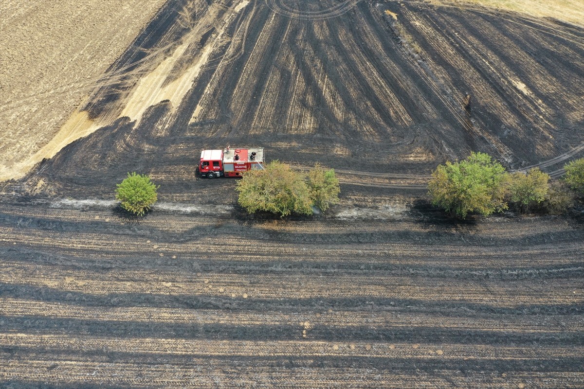 Edirne'de hasat edilmiş buğday tarlasında çıkan yangın, Orman İşletme Müdürlüğü ve itfaiye...