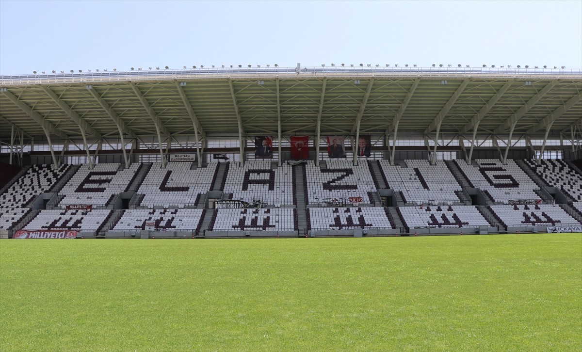 Elazığ Atatürk Stadyumu'nda çimlerin sıcakta yanma riskine karşı fan sistemi kuruldu.
