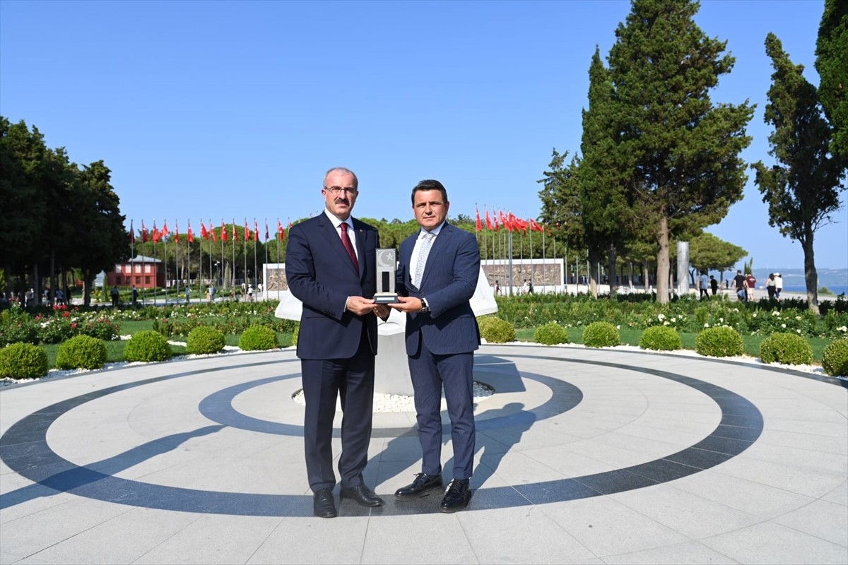 Elazığ Valiliğinden Çanakkale Valiliğine atanan Ömer Toraman (solda), göreve başlamasının ardından...