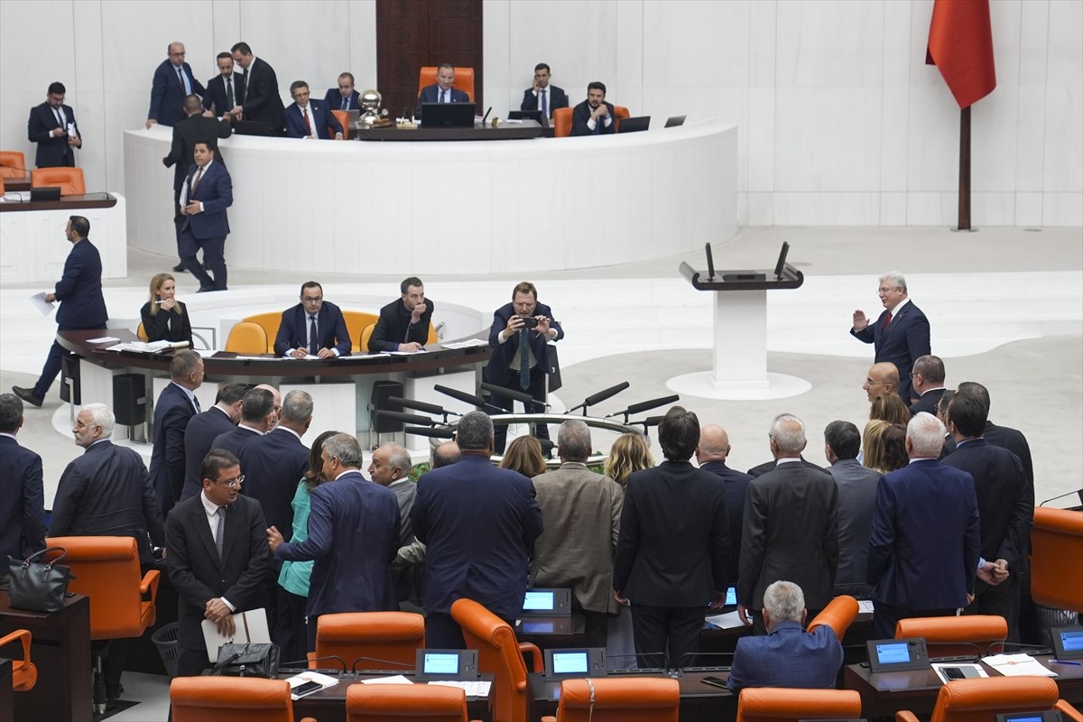 En düşük emekli aylığının 12 bin 500 liraya çıkarılmasını da içeren Vergi Kanunları ile Bazı...