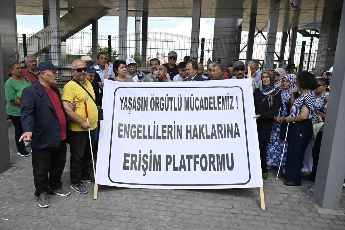 Engellilerin Haklarına Erişim Platformu Sözcüsü Turhan İçli, yurt genelindeki tren istasyonlarında...