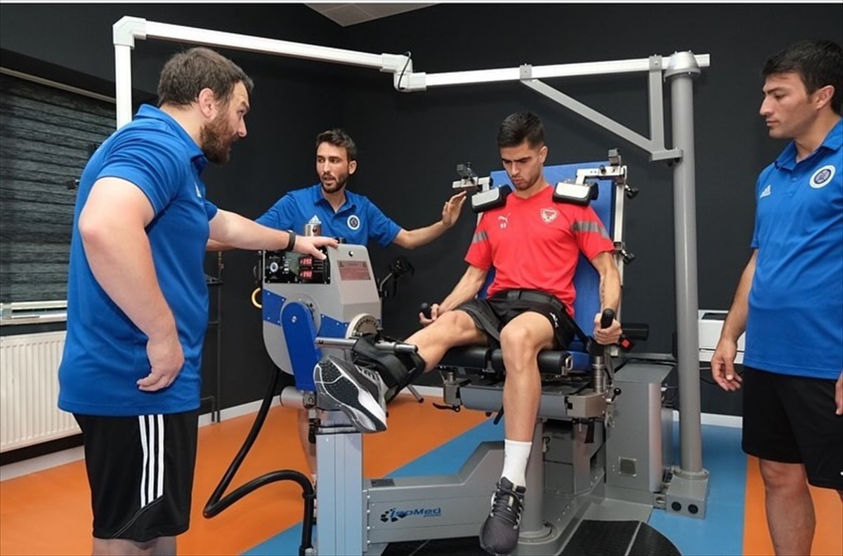 Erzurum'da yeni sezon hazırlıklarını sürdüren futbolcular, Atatürk Üniversitesi Performans Ölçüm...