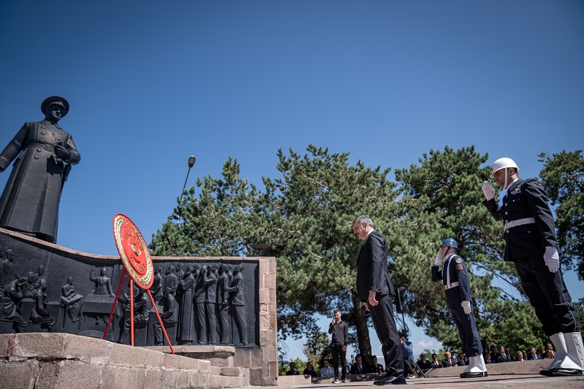 Erzurum Kongresi'nin 105. yıl dönümü dolayısıyla Havuzbaşı Kent Meydanı'nda kutlama töreni...